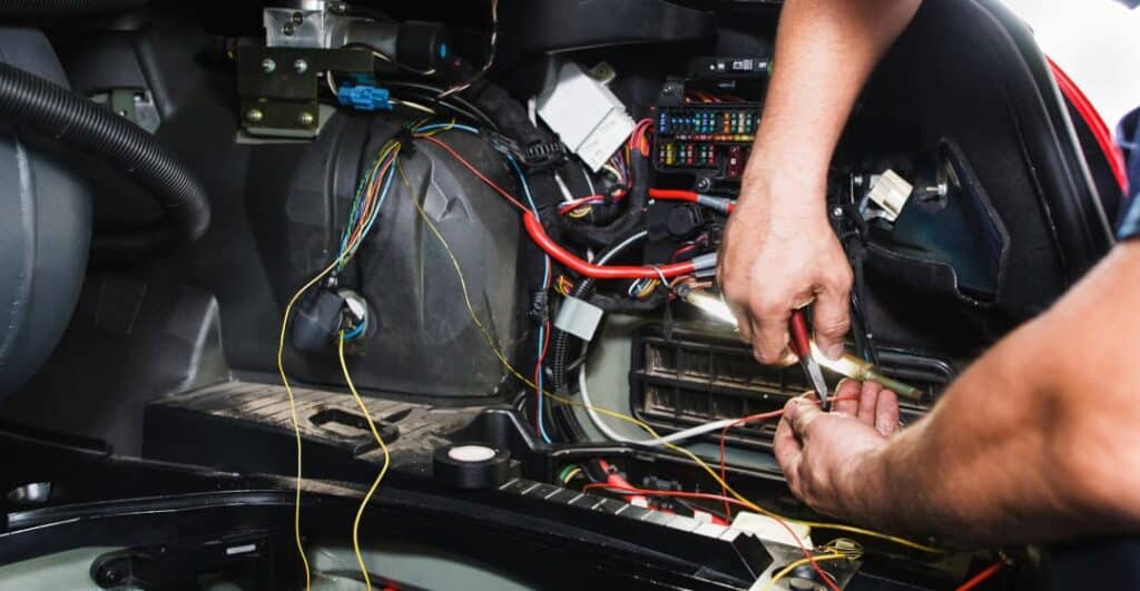 Kabelbäume Montage in der Automobilindustrie – präzise Verkabelung im Fahrzeuginnenraum